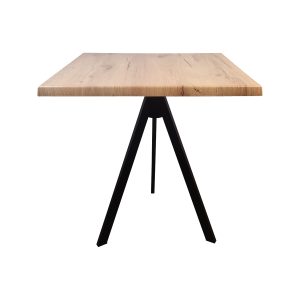 Super-Seat | Hospitality Terrace Table | Plateau en chêne clair, pieds en V en métal noir ; idéal pour l'hospitalité ; contraste élégant sur fond blanc. | Mobilier de restauration