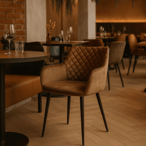 Super-Seat | Intérieur d'un restaurant moderne avec Chaises d'accueil en velours diamant moka | Fluwelen mokka stoelen, houten tafels, glazen details, bakstenen muur, houten vloer |. | Horecameubilair