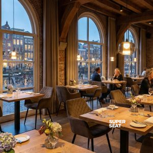 Super-Seat | Salle à manger moderne avec chaises en velours mocka, tables en bois, grandes fenêtres, atmosphère chaleureuse. | Mobilier de restauration