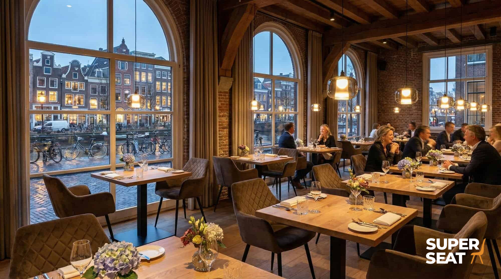 Super-Seat | Salle à manger moderne avec chaises en velours mocka, tables en bois, grandes fenêtres, atmosphère chaleureuse. | Mobilier de restauration