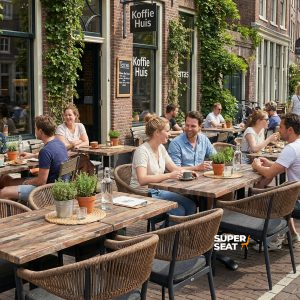 Super-Seat | Coffee House Terrace Furniture | Chaises empilables et tables en bois tressé marron, plantes vertes, vélos dans une rue en briques. | Mobilier de restauration