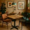 Super-Seat | Un café cosy avec des tables d'accueil en bois de manguier, une table de la série « World » de 70x70cm et deux chaises dépareillées | Table en bois de manguier, une banquette en tissu vert, des chaises en métal et en bois, des tons chauds et beiges. | Mobilier de restauration