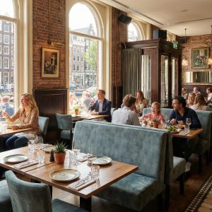 Super-Seat | Lisa hospitality dining bench bistro vintage velour green | Bancs en velours vert, tables en bois, murs en briques, grandes fenêtres, lumière naturelle à l'intérieur. | Mobilier de restauration