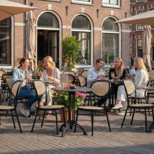 Super-Seat | HPL horeca tafelbladen maan reliëf zwart rond 80cm Zwarte HPL ronde tafels, metalen stoelen, hout accenten, bloemen en parasols buiten. | Horecameubilair