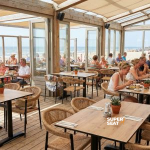 Super-Seat | Tables en bois avec plateaux HPL en châtaignier, chaises assorties, grandes fenêtres et vue sur la mer. | Mobilier de restauration