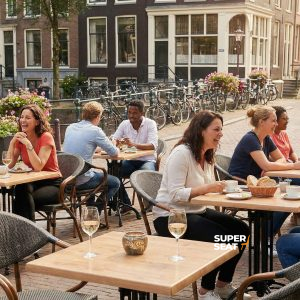 Super-Seat | Chaises et tables de terrasse pour l'hôtellerie et le jardin | Chaises en textile gris, tables en chêne, vélos en métal ; terrasse urbaine au bord de l'eau. | Mobilier de restauration