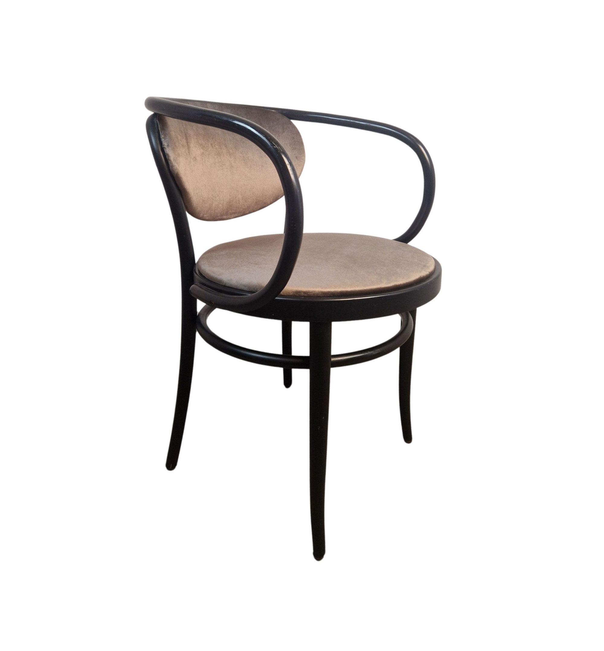 Super-Seat | The Michael Thonet 210 vintage bentwood armchair mocha | Bois teinté foncé, accoudoirs courbés, assise et tapis beige clair. | Mobilier de restauration