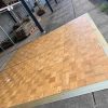 Super-Seat | Piste de danse mobile, plancher en bois avec bord en laiton d'environ 15m2 | Piste de danse en bois brun avec bord en laiton doré, placée sur du béton à l'extérieur. | Mobilier de restauration