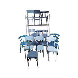 Super-Seat | Quinze chaises de café vintage en bois bleu de la collection Thonet Mix Set | Chaises en bois laqué bleu, partiellement empilées sur un support métallique, aspect vintage. | Mobilier de restauration