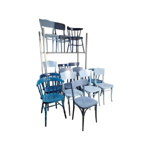 Super-Seat | 15 chaises de café vintage en bois dans les tons bleus, en partie sur un support métallique, siège et tapis en bois, décor blanc. |. | Mobilier de restauration