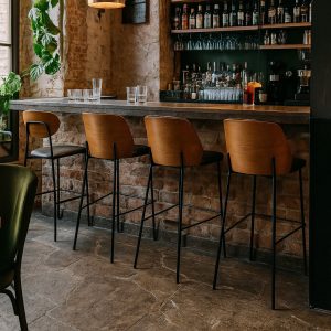 Super-Seat | Quatre Tabourets de bar design New York bois cuir noir | Ne vous inquiétez pas, vous pouvez utiliser des barres de métal et de verre avec des accents de métal et de verre. | Horecameubilair