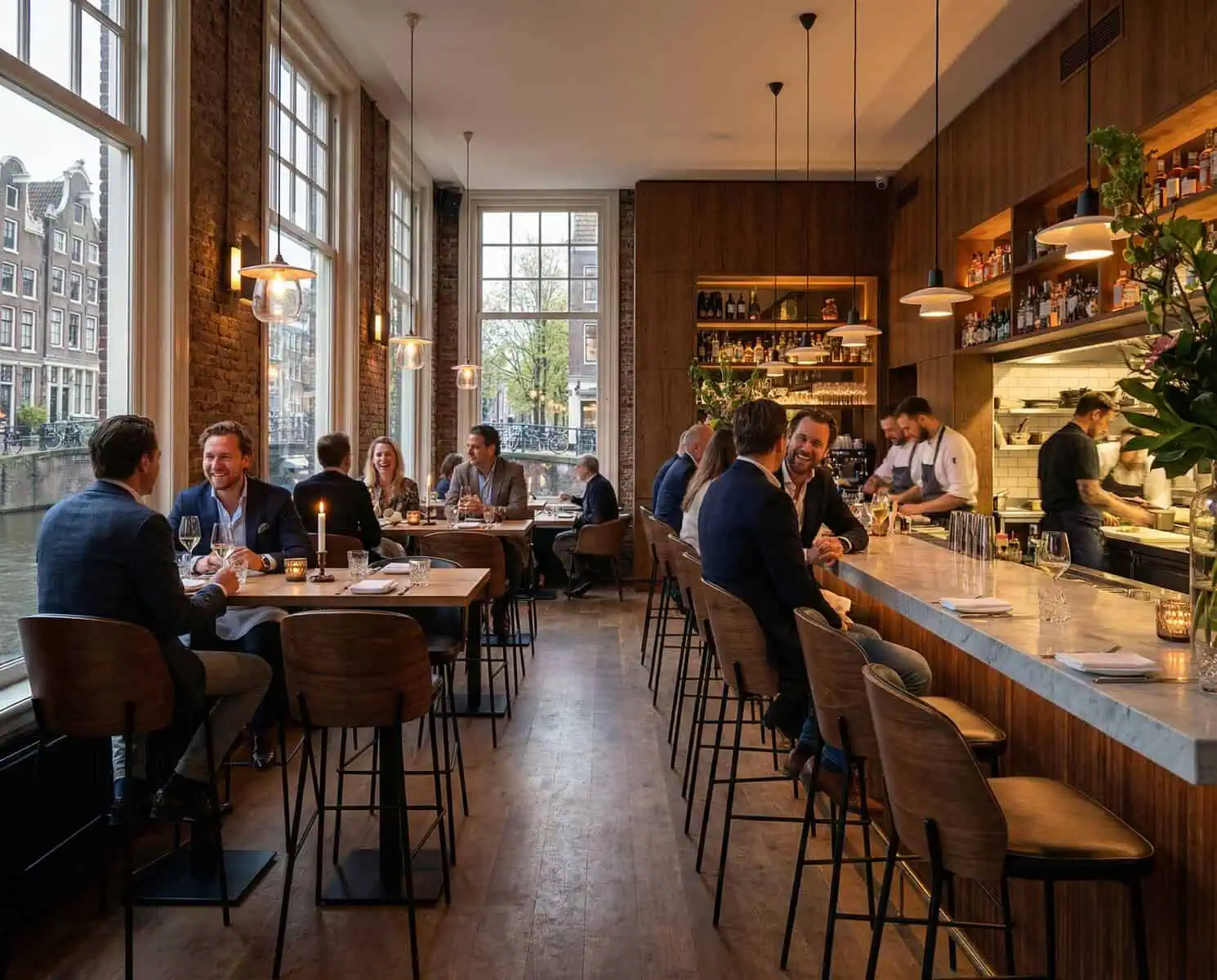 Super-Seat | Décor hôtelier de luxe Vous y verrez des tabourets d'écorce en bois avec du cuir noir, des planchers en bois, des tables, des chaises et des porte-bouteilles. | Mobilier de restauration