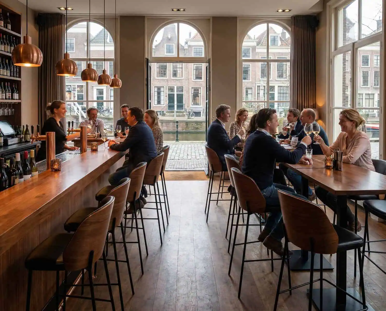 Super-Seat | New York tabourets de bar bois cuir noir | Tabourets de bar noirs avec pieds en bois, long bar en bois, grandes fenêtres, vue sur les canaux. | Mobilier de restauration