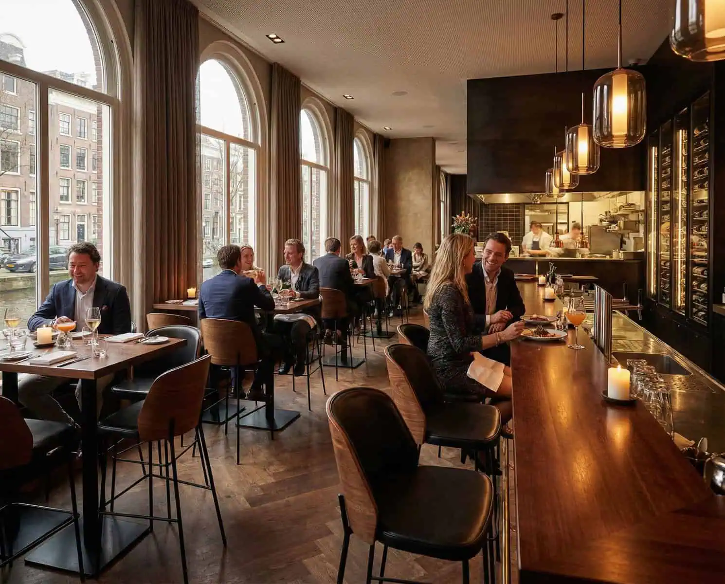 Super-Seat | Sols en bois, tabourets de bar en bois avec cuir noir, tables ; grandes fenêtres et atmosphère chaleureuse dans un restaurant moderne. | Mobilier de restauration