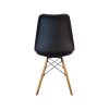 Super-Seat | Chaises coque design rétro Eames | Coque noire, dossier courbé, pieds bois clair, tiges métal noires, style rétro élégant. | Horecameubilair