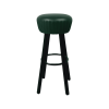 Super-Seat | Tabourets de bar industriels vert foncé | Assise ronde rembourrée vert foncé, pieds bois noir, repose-pieds métal circulaire |. | Horecameubilair