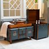 Super-Seat | Tables valises en bois bleu avec accents en cuir marron et détails métalliques. | Mobilier pour la restauration