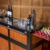 Super-Seat | Meubles de bar en bois avec plateaux rabattables, bois foncé, détails métalliques, look rétro. | Mobilier pour la restauration