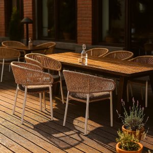 Super-Seat | Table de salle à manger en bois avec agrafes Ibiza | Houten tuintafel met zes witte kunststof stapelstoelen en kussens. | Horecameubilair