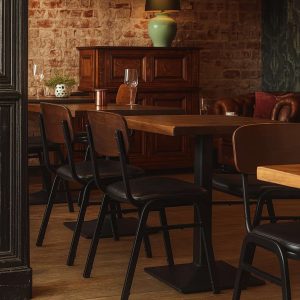 Super-Seat | Jody hospitality design chairs black/brown | Chaises empilables en bois/cuir noir et marron, tables en bois, banc en cuir, mur en briques. | Mobilier pour la restauration