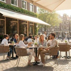 Super-Seat |Chaises empilables en plastique taupe et tables en métal sur une terrasse avec de grands parasols, entourée de vélos. | Mobilier de restauration