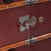 Super-Seat | Gros plan sur les modèles Authentic 'Pop up' bar dans une valise rouge vin | Valise rouge vin profond, lattes en bois, charnières et rivets en métal, sangles en cuir. | Mobilier de restauration