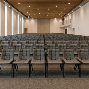 Super-Seat | Chaise de conférence Houston | Zaalopstelling stoelen | Zwarte stoffen stoelen, metalen frame in lichte zaal met hout en glas. | Horecameubilair