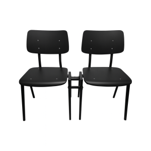 Super-Seat | Rietveld Stoelen | Twee zwarte Rietveld stoelen met metalen poten verbonden, op witte achtergrond. | Horecameubilair