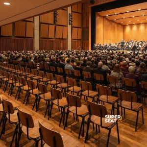 Super-Seat | Chaises de couple Rietveld marron/noir | Chaises en bois marron et noir dans une salle de concert avec des sols en bois et polis, aspect moderne. | Mobilier de restauration