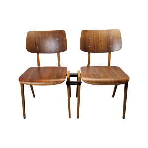 Super-Seat | Chaise de conférence Rietveld | Twee bruine/oker stoelen met zwarte metalen poten verbonden, witte achtergrond. | Horecameubilair