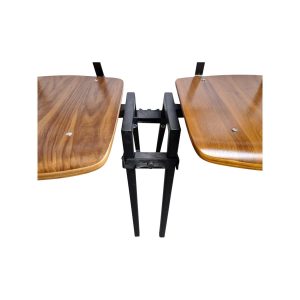 Super-Seat | Deux tabourets de jardin reliés à Chairlink Stack 25 XXL | Licht hout, zwart metaal, witte achtergrond, bovenaanzicht. | Horecameubilair