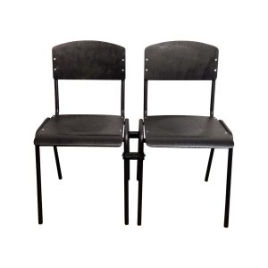Super-Seat | Stoelen & Tafels | Twee zwarte houten stoelen met metalen poten, verbonden met een metalen koppelstuk, op witte achtergrond. | Horecameubilair