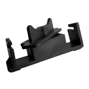 Super-Seat | Raccord de chaise Chairlink Stack 20 | L'étagère en bois massif nain est munie d'une poignée et d'attaches, sur un fond blanc. | Horecameubilair