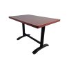Super-Seat | Table rectangulaire en bois avec pieds en métal noir et chaises Lisa noires | Donkerbruine houten tafel, zwart metalen poten, zwarte kunststof stoelen. | Horecameubilair