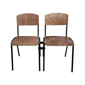 Super-Seat | Chaiselink Stack 25 - Stoelen Koppelen | Twee houten stoelen met zwart metalen frame zijn gekoppeld met Chairlink ; witte achtergrond. | Horecameubilair
