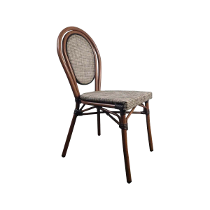 Super-Seat | Vous allez rencontrer des chaises, des tables, des tabourets de bar, des tables de pique-nique et d'autres types de tables et de chaises. | Chaise en bois marron clair à dossier rond et assise en osier, vue en diagonale sur fond blanc. | Mobilier de restauration