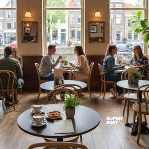 Super-Seat | Intérieur de café | Tables en mélamine de chêne brun (67cm), chaises en bois, grandes fenêtres ; tables avec plantes et tasses à café. | Mobilier de restauration