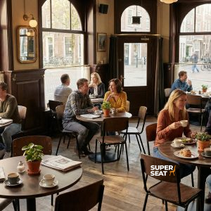 Super-Seat | Plateau en mélamine chêne brun 67x67cm Tables en chêne et chaises en bois, plantes sur la table, café ensoleillé, atmosphère sociale. | Mobilier de restauration