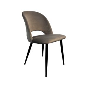 Super-Seat |Maison design chairs velour Mocha|Chaise en velours marron clair avec tapis incurvé et pieds noirs élancés, sur fond blanc. | Mobilier de restauration