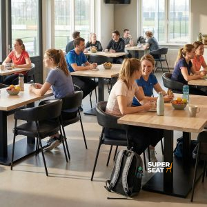 Super-Seat | Tables d'accueil en chêne massif Tables en chêne massif avec base noire entourées de chaises modernes dans des couleurs claires. | Mobilier de restauration