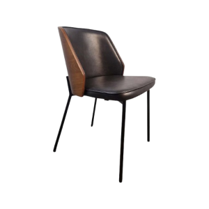 Super-Seat | Moderne stoel met zwart leren zitting, rugleuning, zwarte metalen poten en houten zijpanelen. | Horecameubilair