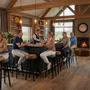 Super-Seat | Tabourets de bar industriels velours noir ocre jaune | Tabourets de bar velours noir et ocre jaune, tables en bois, grandes fenêtres, poutres en bois, cheminée. | Mobilier de restauration