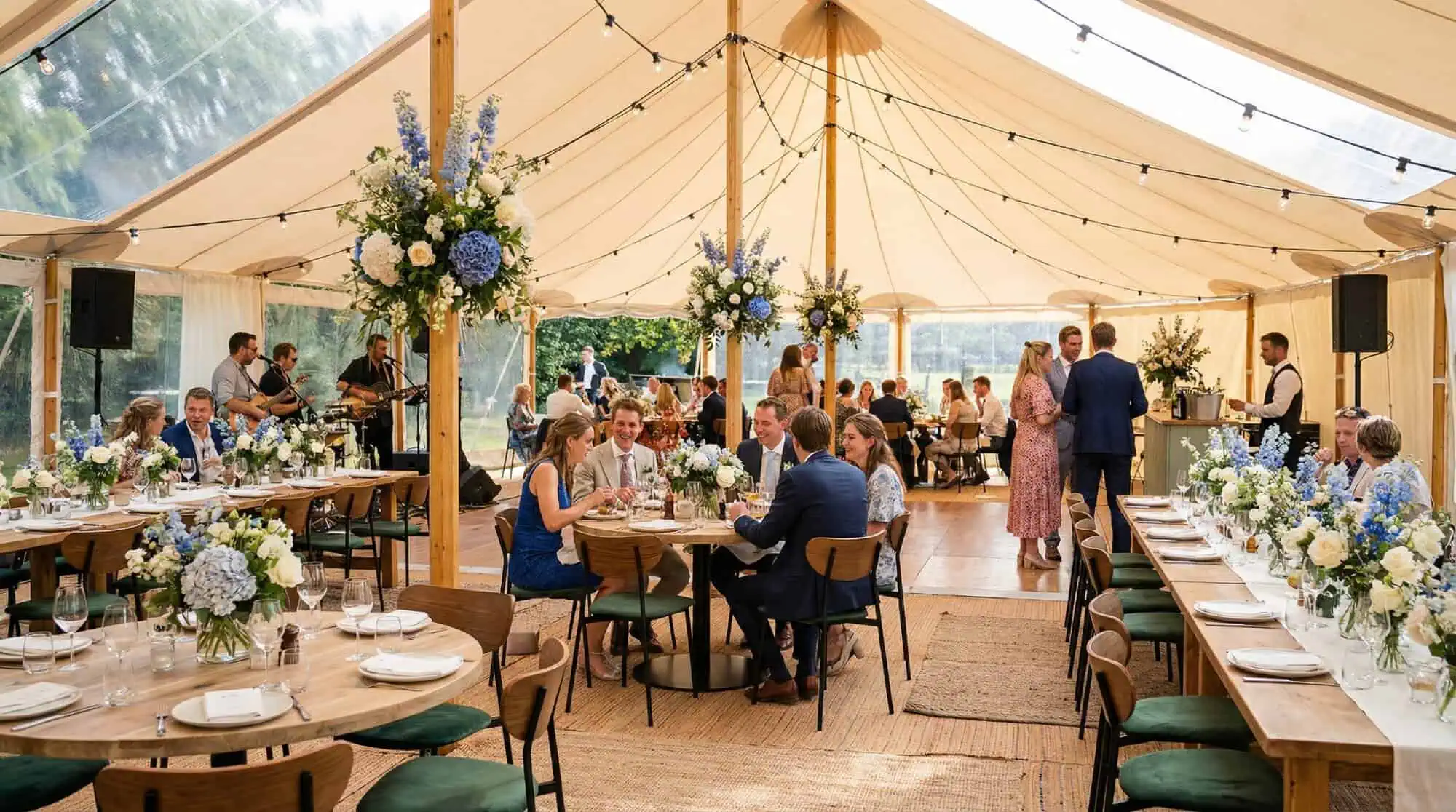 Must chaises design scandinave en bois avec revêtement en velours vert