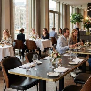 Super-Seat | Tables d'accueil Mélamine urbaine laiton 67x67cm Tables en mélamine couleur laiton, nappes blanches, chaises modernes, fleurs sur la table. | Mobilier de restauration