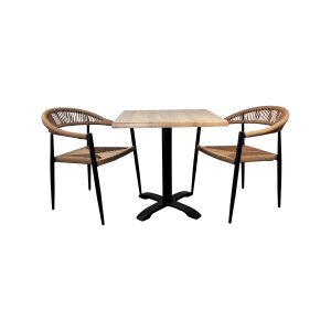 Super-Seat | Table carrée en bois avec pied en métal noir, chaises en osier avec pieds noirs, fond blanc. | Mobilier de restauration