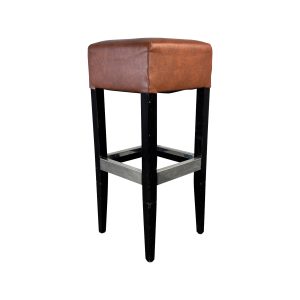 Super-Seat | Grand tabouret de bar en bois noir avec assise en cuir marron et repose-pieds en métal, sur fond blanc. | Mobilier de restauration